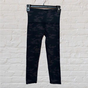 Spanx Camo Black Green Gray Capri Leggings Women’s S Workout Pants